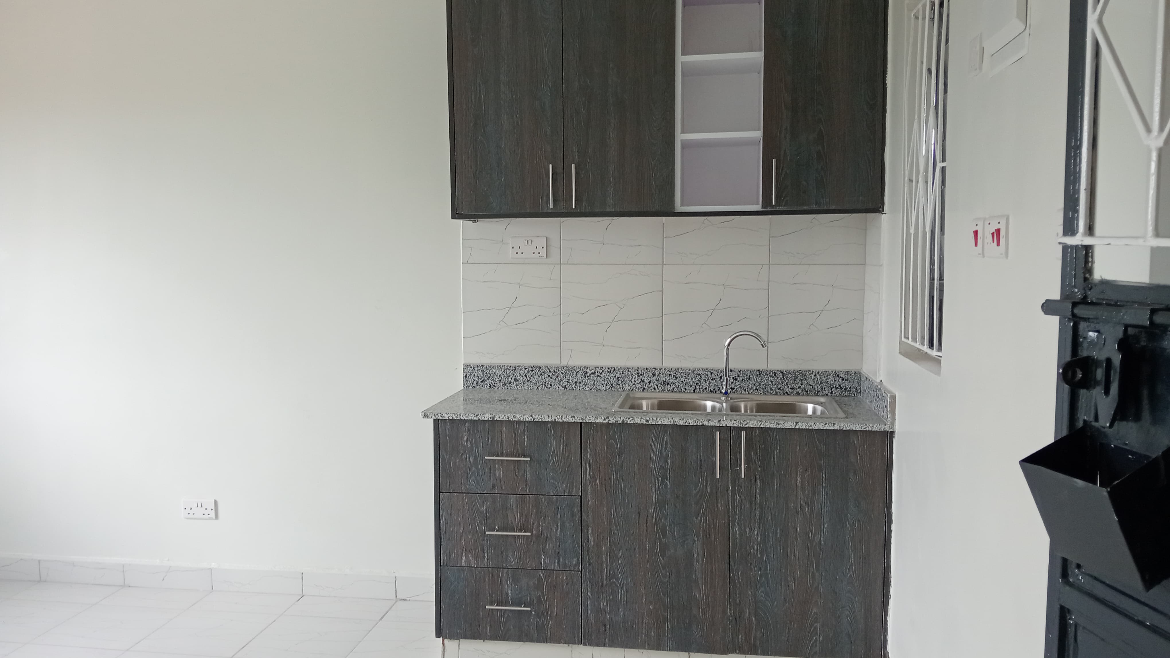 Kitchen Photo 2